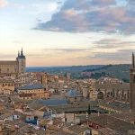Tolède, son Alcázar et sa cathédrale vus depuis les hauteurs en Espagne