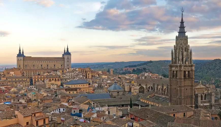Tolède, son Alcázar et sa cathédrale vus depuis les hauteurs en Espagne