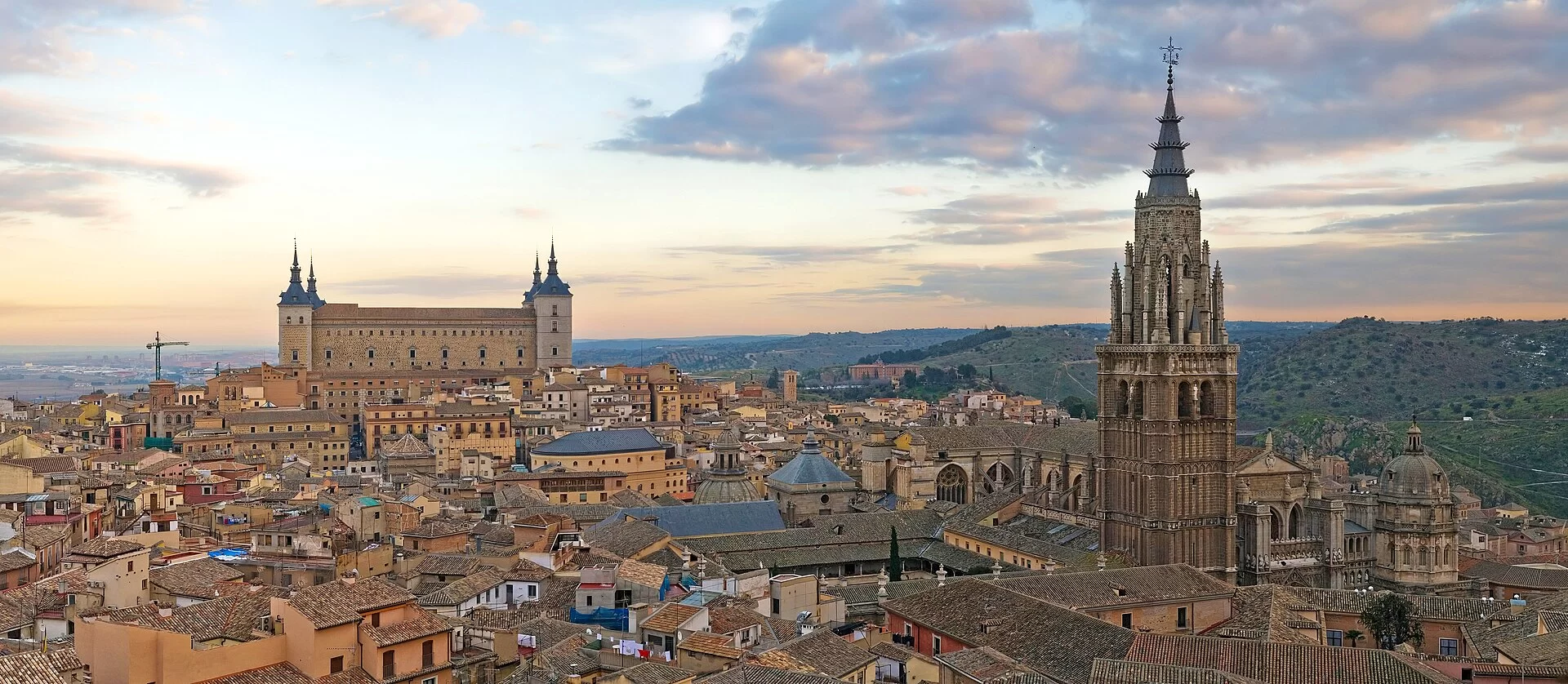 Tolède, son Alcázar et sa cathédrale vus depuis les hauteurs en Espagne