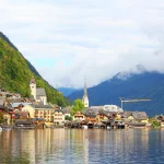 Le village alpin de Hallstatt se reflétant dans le lac, en Autriche