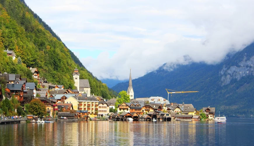 Le village alpin de Hallstatt se reflétant dans le lac, en Autriche