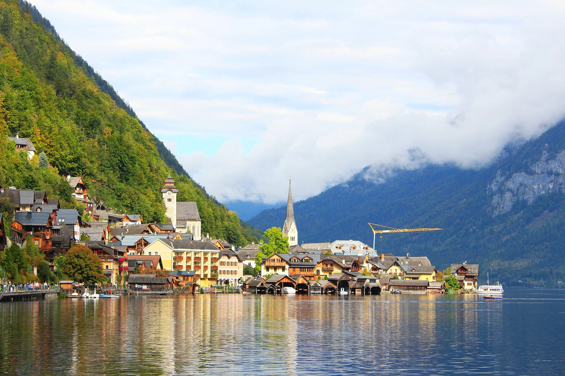 Le village alpin de Hallstatt se reflétant dans le lac, en Autriche