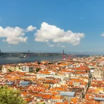 Les toits orange de Lisbonne et le pont du 25 avril