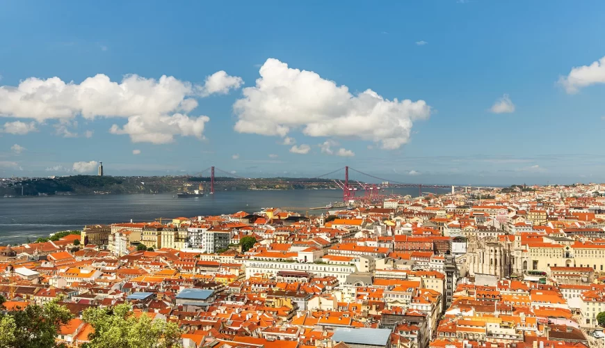 Les toits orange de Lisbonne et le pont du 25 avril
