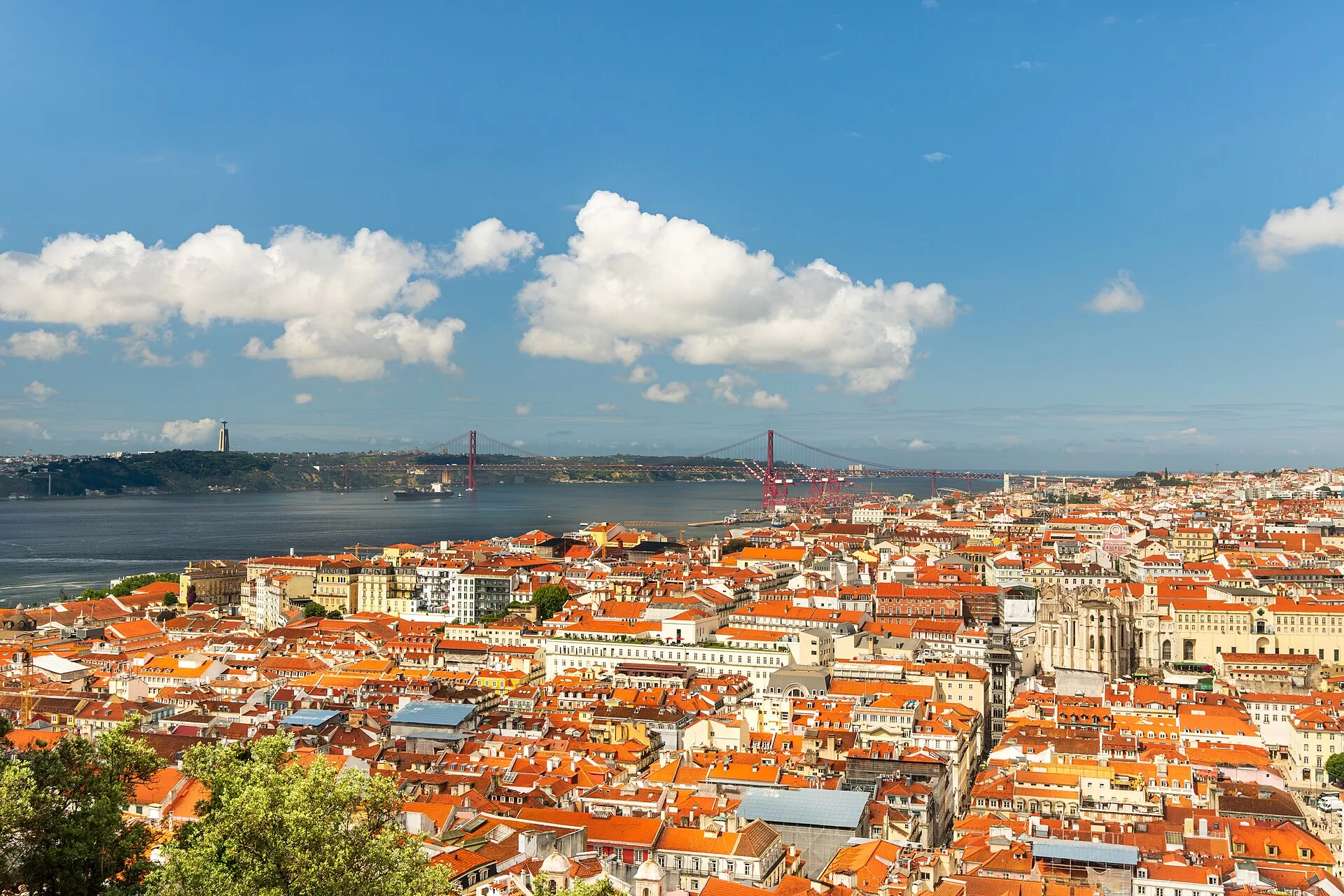 Les toits orange de Lisbonne et le pont du 25 avril