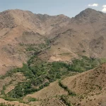 Vallée verdoyante entre les montagnes du Haut Atlas, au Maroc