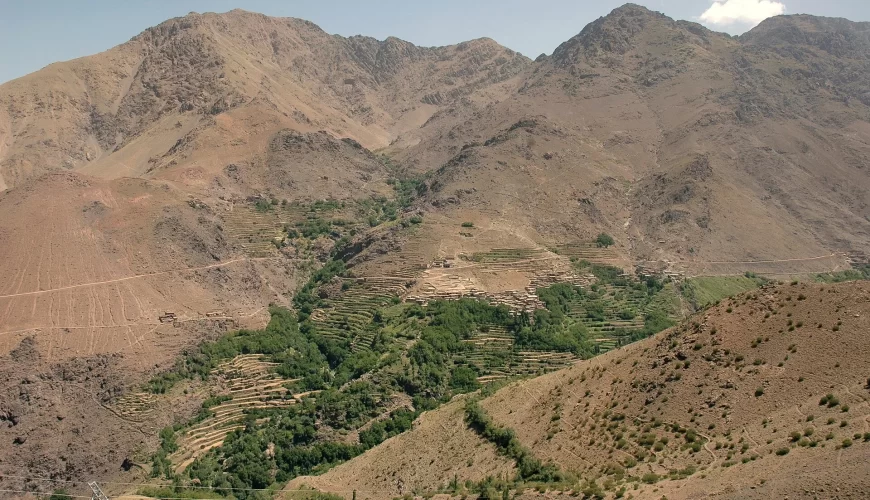 Vallée verdoyante entre les montagnes du Haut Atlas, au Maroc