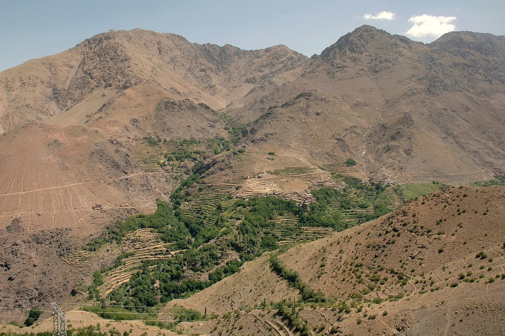 Vallée verdoyante entre les montagnes du Haut Atlas, au Maroc