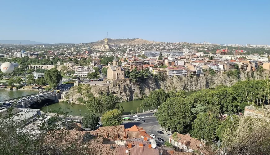 La vieille ville de Tbilissi, la Koura et la forteresse de Narikala