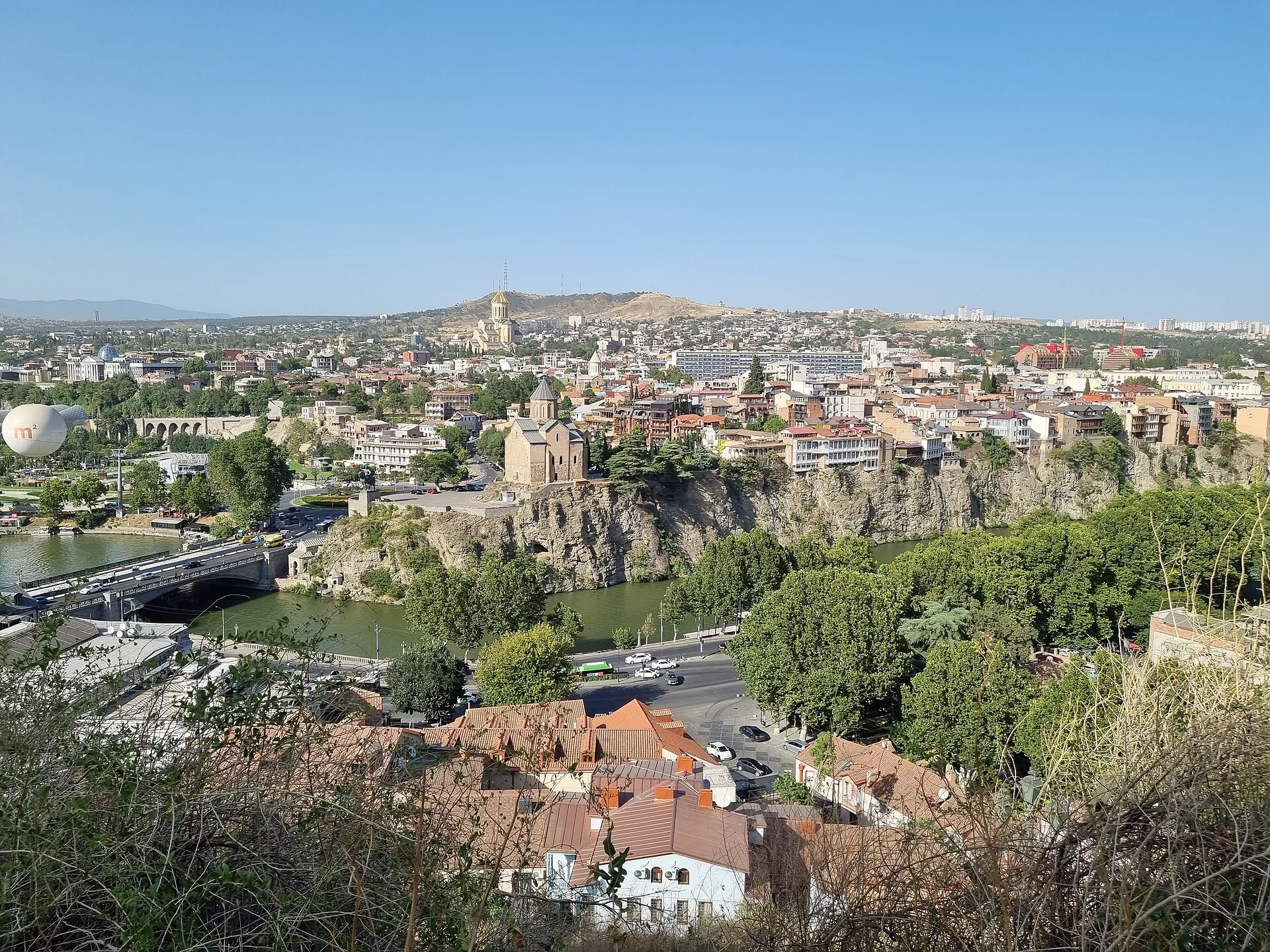 La vieille ville de Tbilissi, la Koura et la forteresse de Narikala