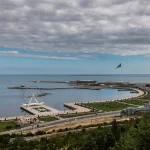Le front de mer et la promenade de Bakou sur la Caspienne