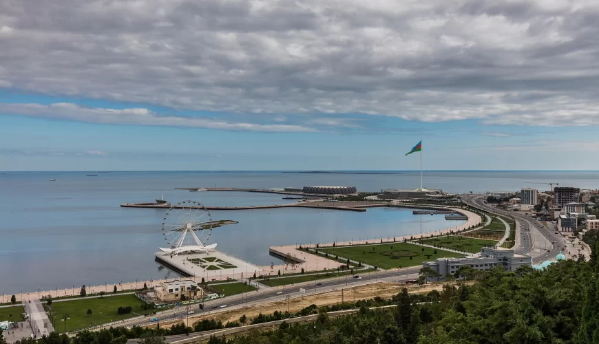 Le front de mer et la promenade de Bakou sur la Caspienne