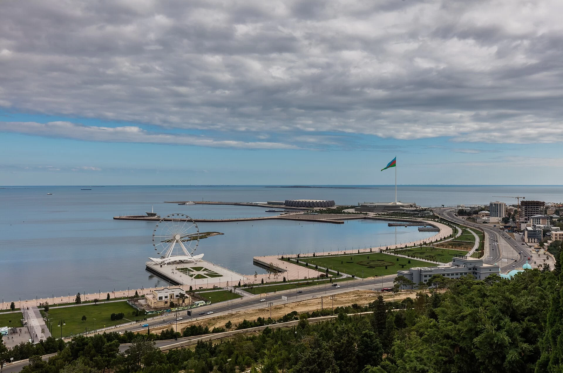 Le front de mer et la promenade de Bakou sur la Caspienne