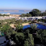 La lagune bleue d'Oualidia et ses maisons parmi les jardins