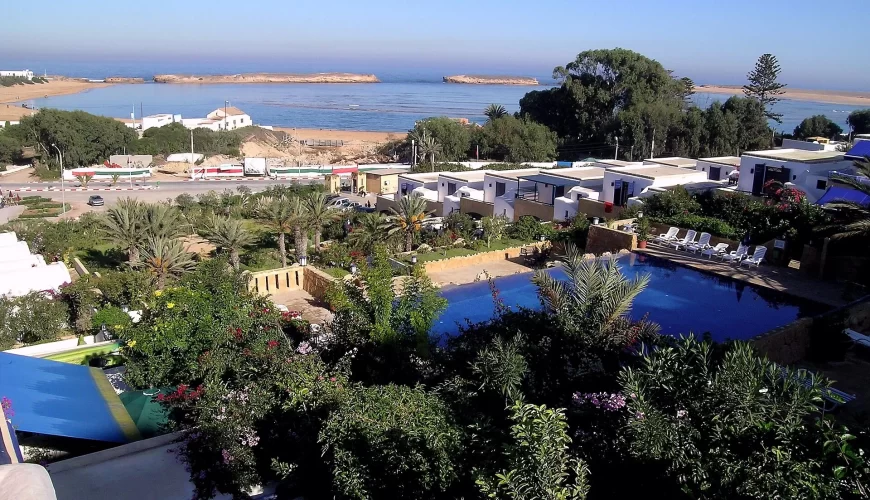 La lagune bleue d'Oualidia et ses maisons parmi les jardins