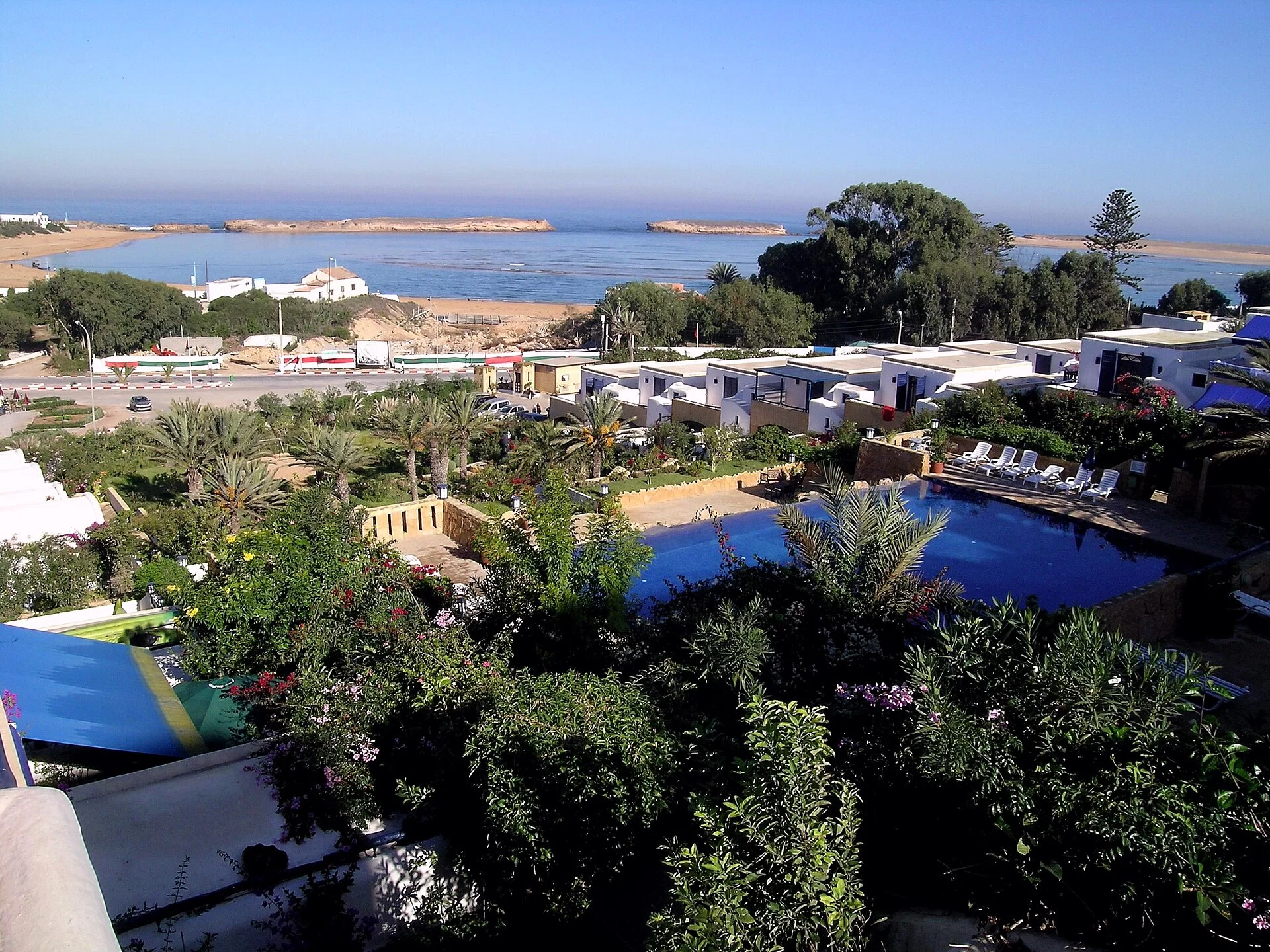 La lagune bleue d'Oualidia et ses maisons parmi les jardins