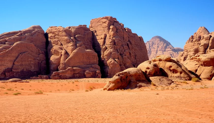 Les formations rocheuses rouges du désert de Wadi Rum en Jordanie