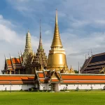 Les toits et les chedis dorés du Grand Palais de Bangkok