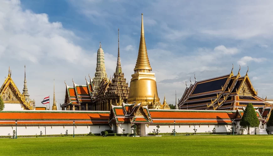 Les toits et les chedis dorés du Grand Palais de Bangkok