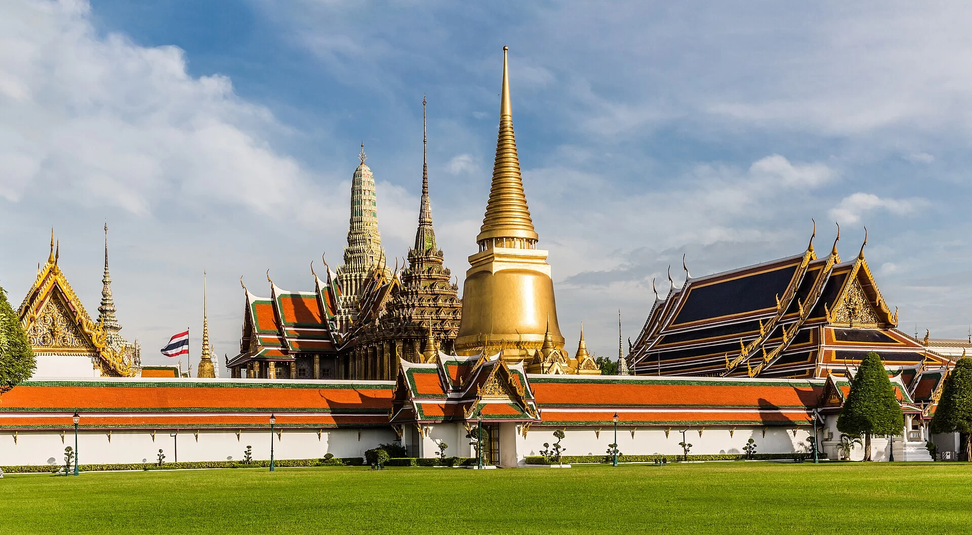 Les toits et les chedis dorés du Grand Palais de Bangkok