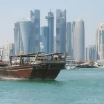Un boutre traditionnel devant les gratte-ciel de la baie de Doha, au Qatar