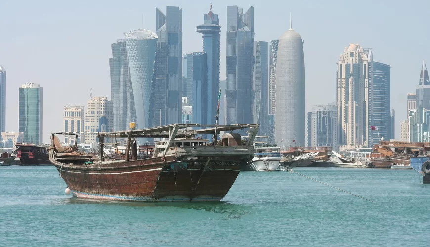 Un boutre traditionnel devant les gratte-ciel de la baie de Doha, au Qatar