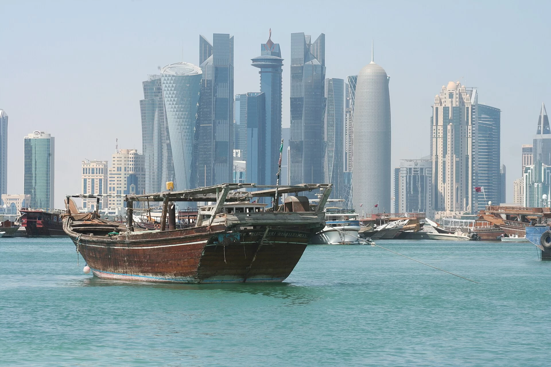 Un boutre traditionnel devant les gratte-ciel de la baie de Doha, au Qatar