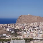 La ville d'Al Hoceima dominée par son promontoire rocheux sur la Méditerranée