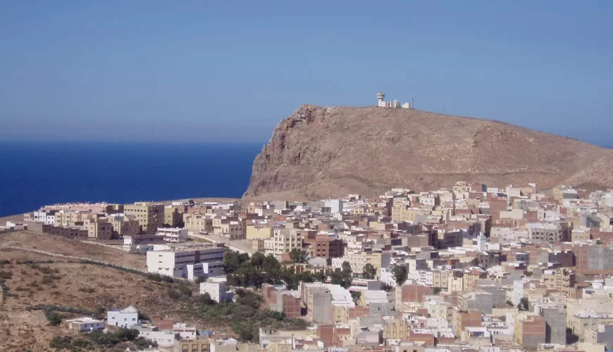 La ville d'Al Hoceima dominée par son promontoire rocheux sur la Méditerranée