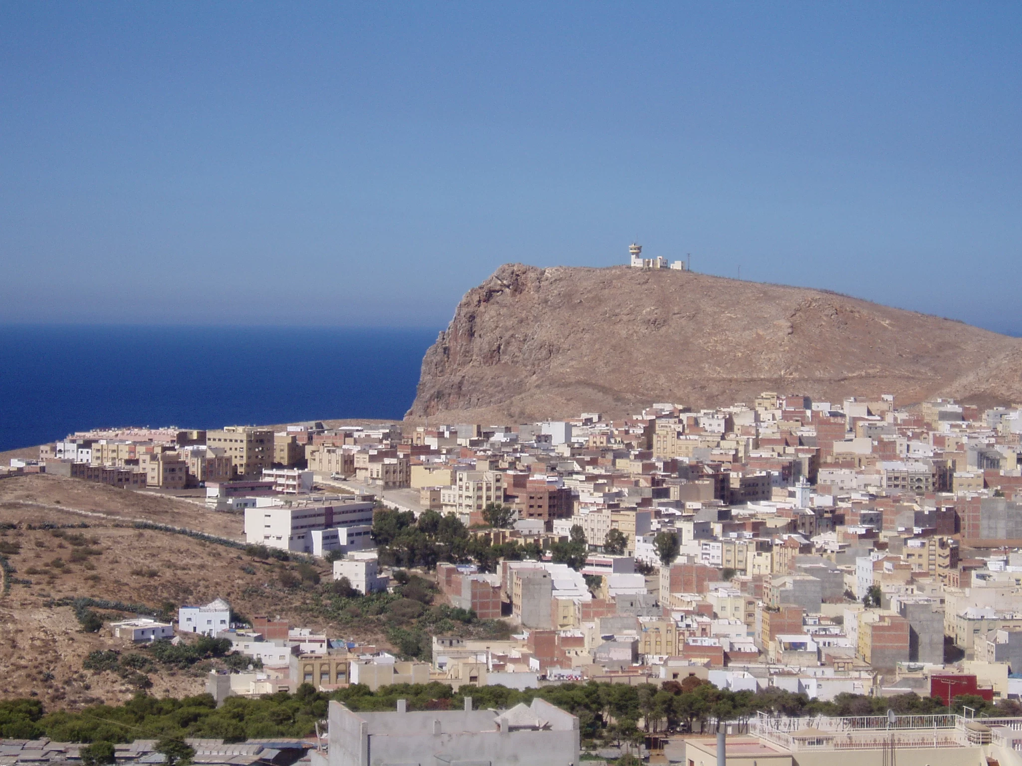 La ville d'Al Hoceima dominée par son promontoire rocheux sur la Méditerranée