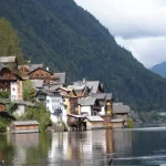 Les maisons de Hallstatt se reflétant dans le lac de Hallstatt