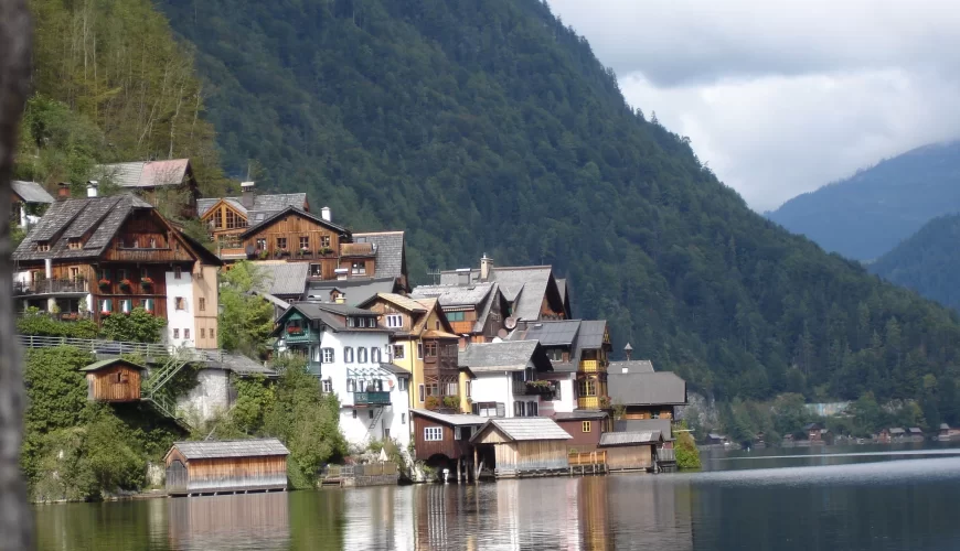 Les maisons de Hallstatt se reflétant dans le lac de Hallstatt