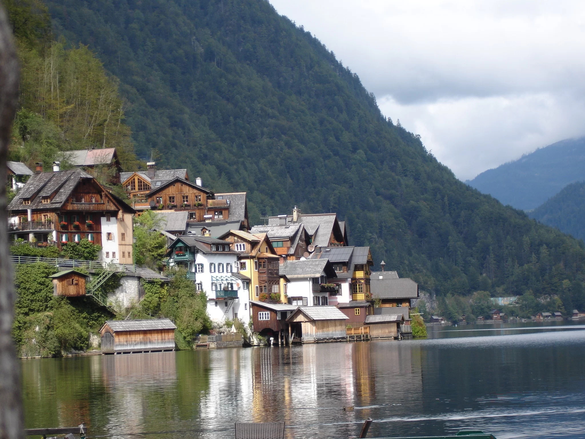 Les maisons de Hallstatt se reflétant dans le lac de Hallstatt