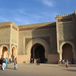 Bab Mansour, la porte monumentale de Meknès sous un ciel bleu