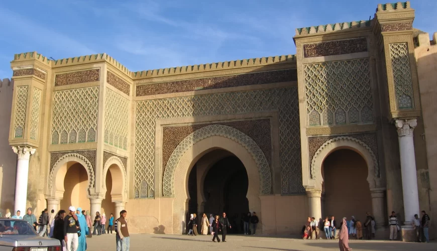 Bab Mansour, la porte monumentale de Meknès sous un ciel bleu