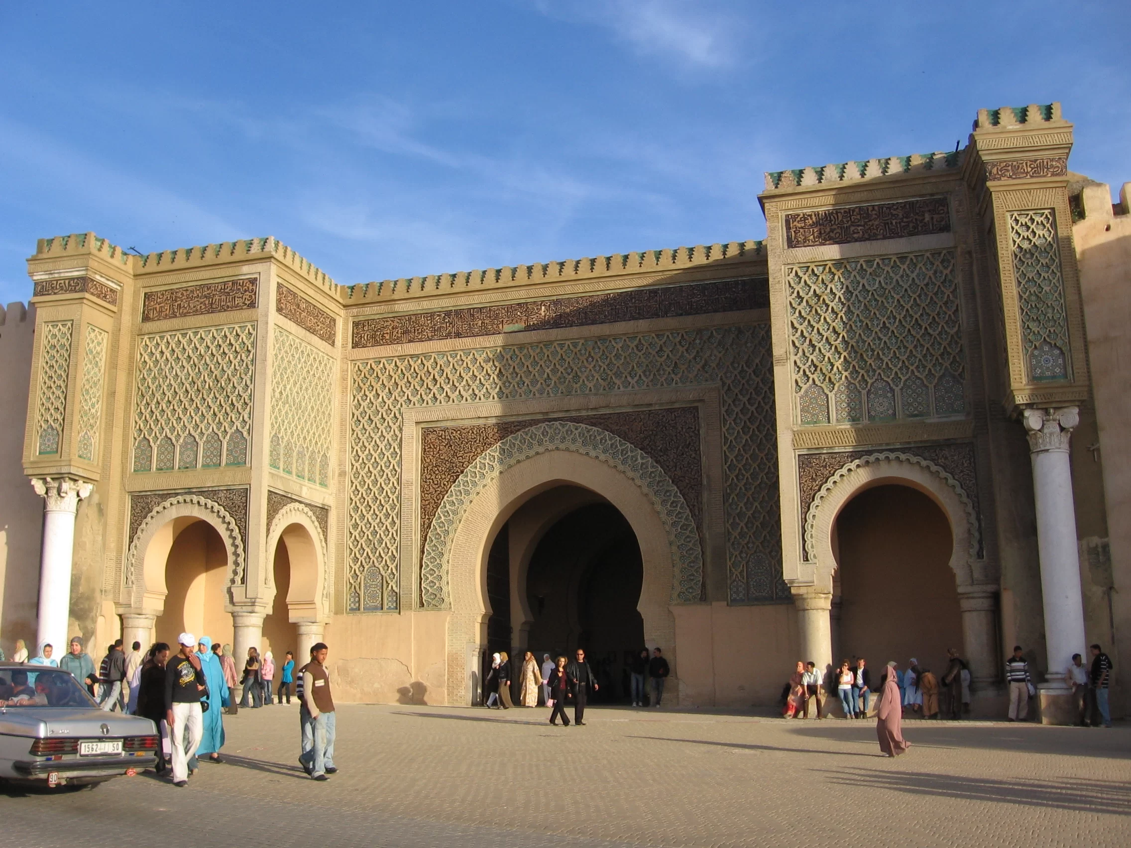 Bab Mansour, la porte monumentale de Meknès sous un ciel bleu