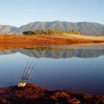 Le lac de Bin el Ouidane se reflétant dans les montagnes du Haut Atlas