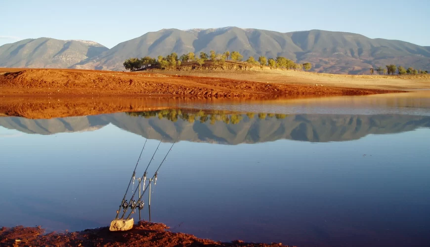 Le lac de Bin el Ouidane se reflétant dans les montagnes du Haut Atlas