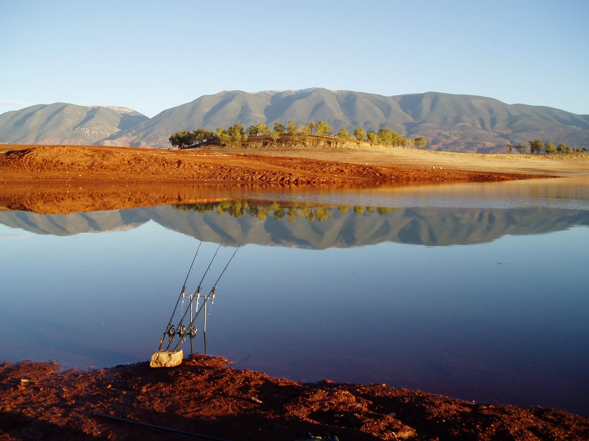 Le lac de Bin el Ouidane se reflétant dans les montagnes du Haut Atlas