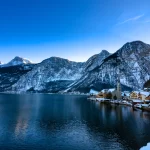 Le lac de Hallstatt et les sommets des Alpes sous un ciel bleu, en Autriche