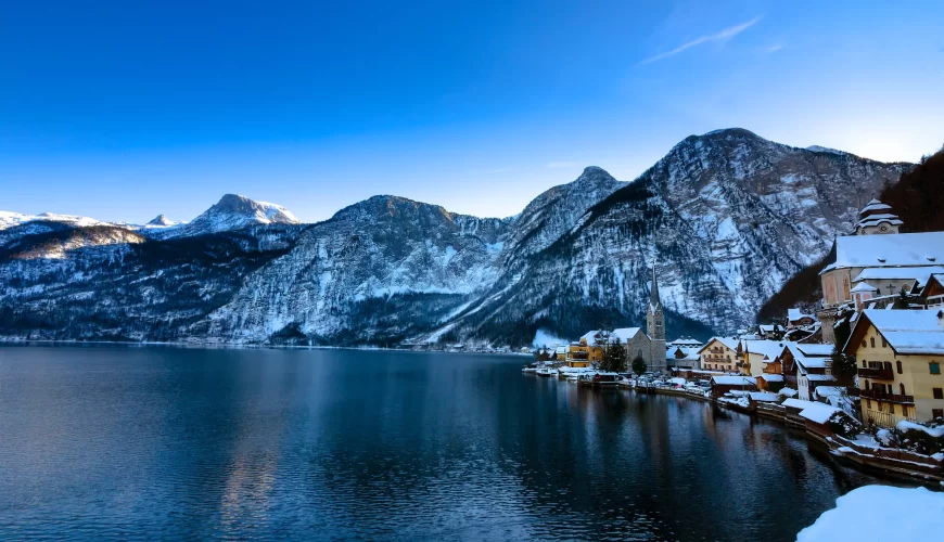 Le lac de Hallstatt et les sommets des Alpes sous un ciel bleu, en Autriche