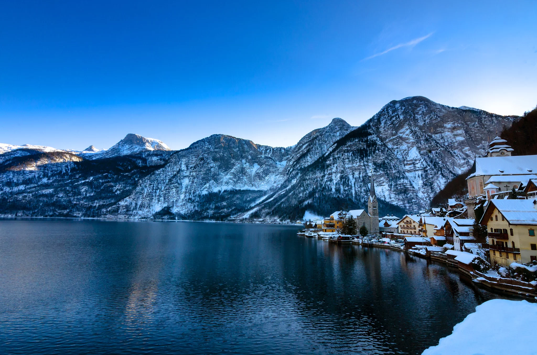 Le lac de Hallstatt et les sommets des Alpes sous un ciel bleu, en Autriche