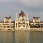 Le Parlement de Budapest au bord du Danube en pleine journée