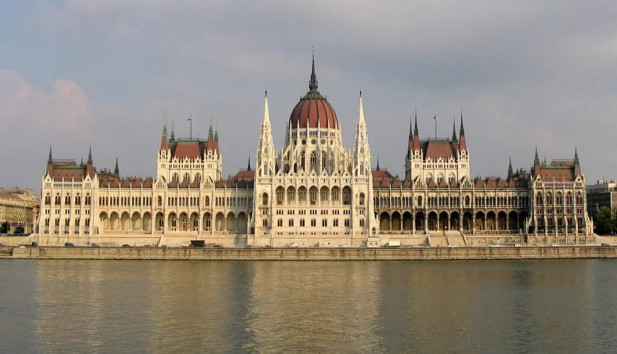 Le Parlement de Budapest au bord du Danube en pleine journée