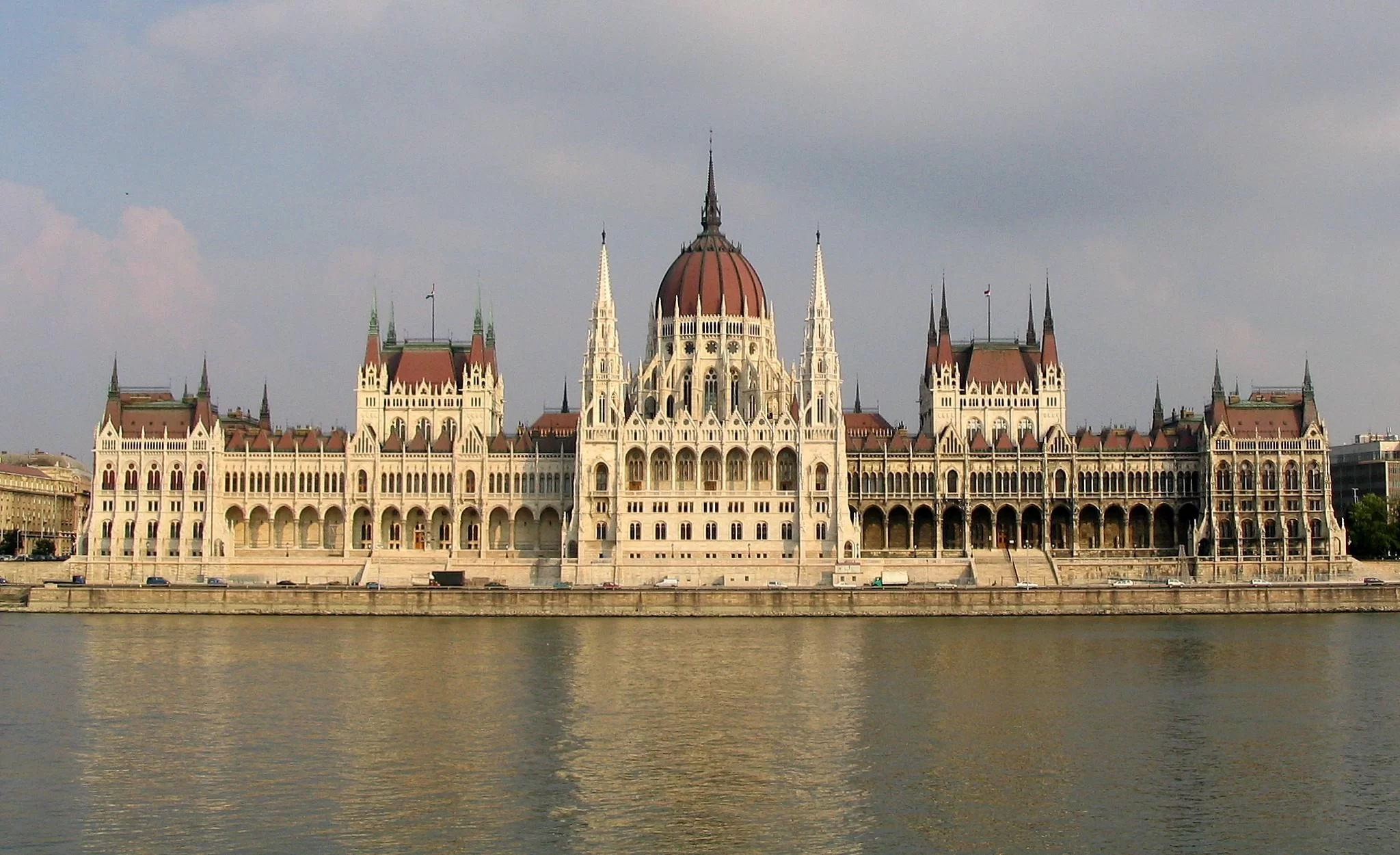 Le Parlement de Budapest au bord du Danube en pleine journée