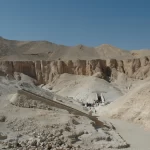 La Vallée des Rois et ses tombes creusées dans la roche, près de Louxor, en Égypte
