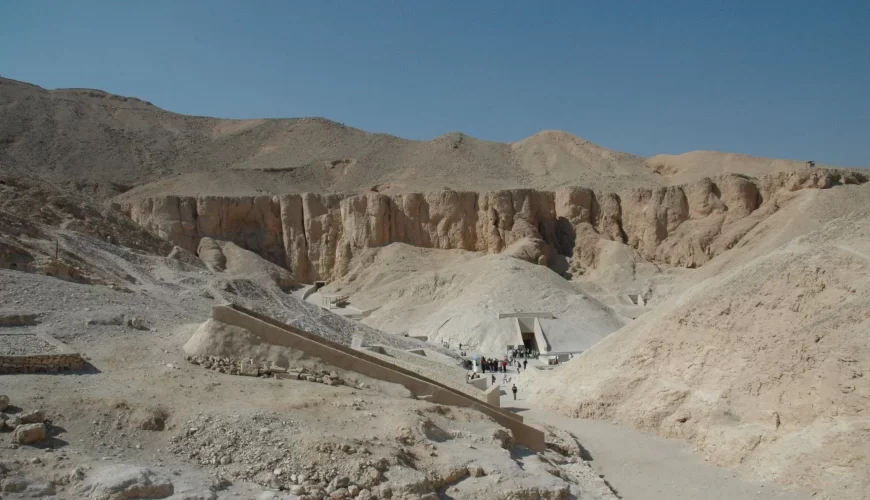 La Vallée des Rois et ses tombes creusées dans la roche, près de Louxor, en Égypte