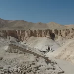 La Vallée des Rois et ses tombes creusées dans la roche, près de Louxor, en Égypte