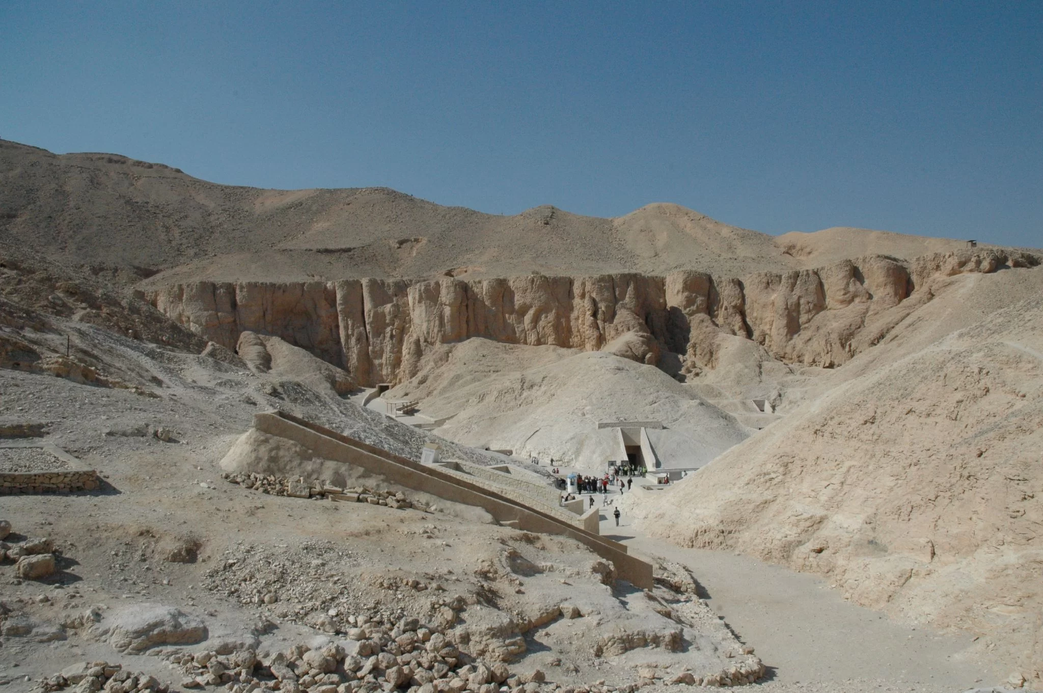 La Vallée des Rois et ses tombes creusées dans la roche, près de Louxor, en Égypte