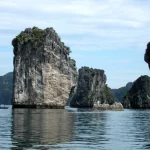 Rochers calcaires émergeant de l'eau dans la baie d'Ha Long, au Vietnam